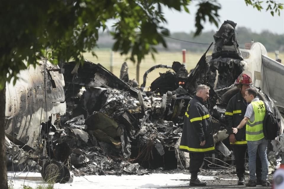 Los restos de un avión privado que se estrelló contra una vivienda en San Fernando, a las afueras de Buenos Aires.