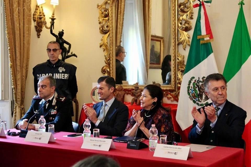 En la ceremonia participaron el comandante de Carabineros Francesco Gargaro; el subsecretario de Estado de Asuntos Exteriores y Cooperación Internacional de Italia, Giorgio Silli; la subsecretaria de la SRE, María Teresa Mercado Pérez, y el Embajador de México en Italia Carlos García de Alba.   