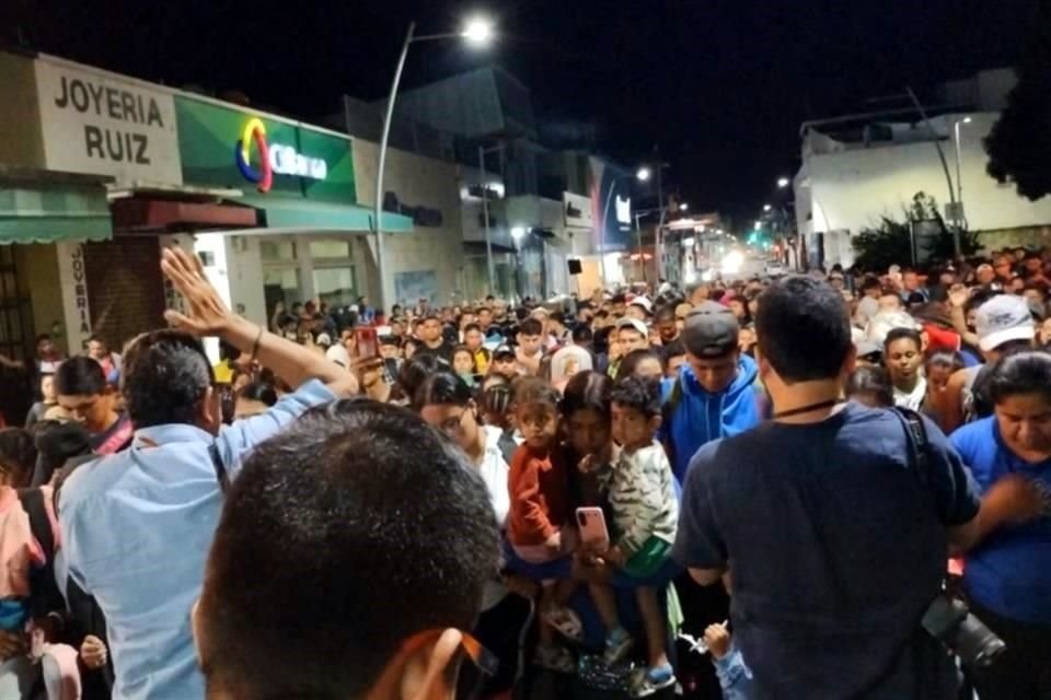 Cerca de mil 500 personas partieron en la novena caravana migante reportada en Chiapas en 2024. Exigen seguridad y agilidad en trámites de tránsito en el país.