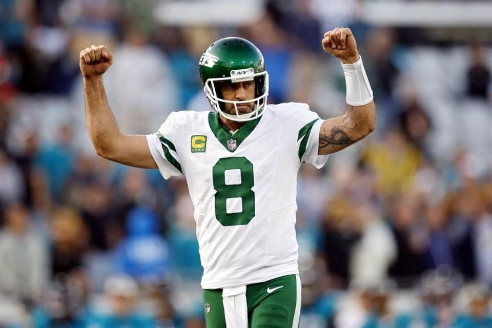 Aaron Rodgers ha batallado con los Jets.
