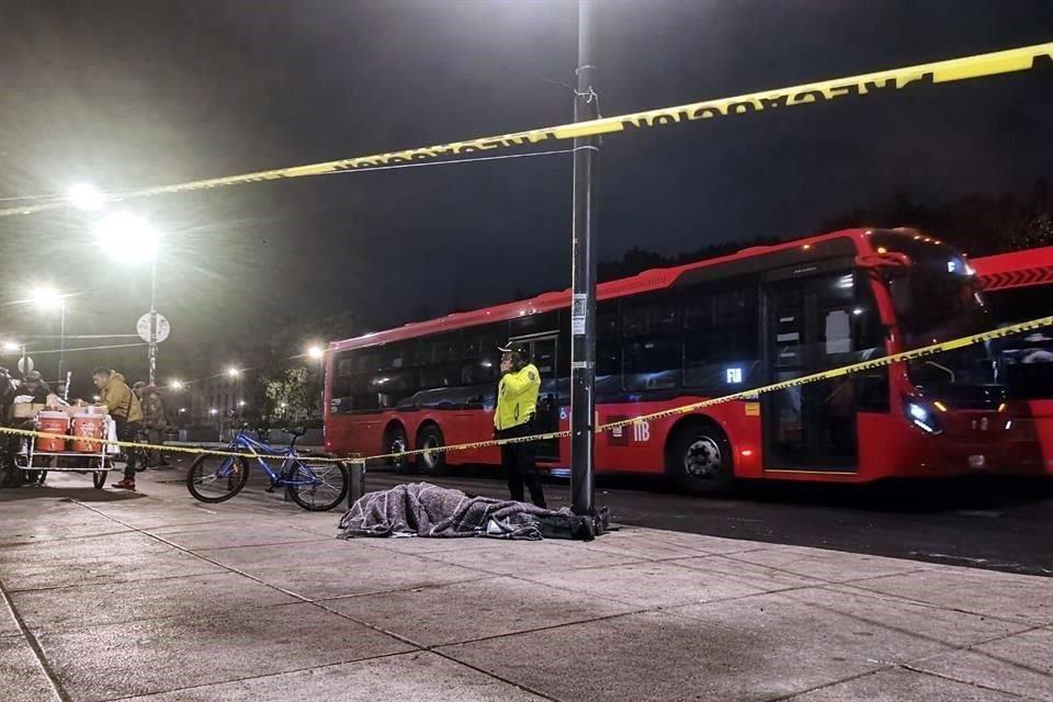 Un hombre falleció, por causas naturales, a unos pasos de la estación Hidalgo del Metrobús.