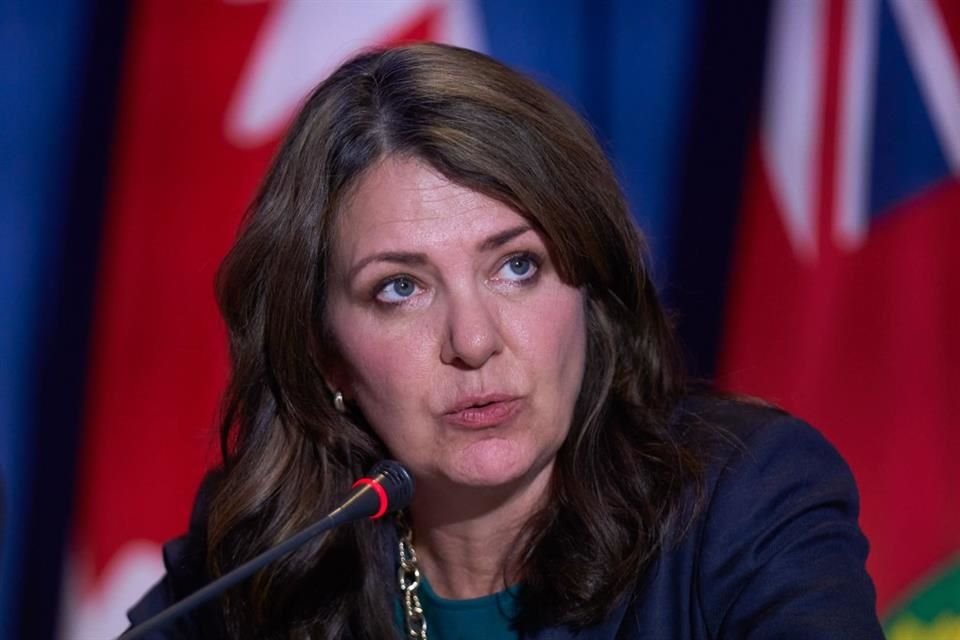 La Premier de Alberta, Danielle Smith, durante una conferencia de prensa en Toronto, el 16 de diciembre del 2024.