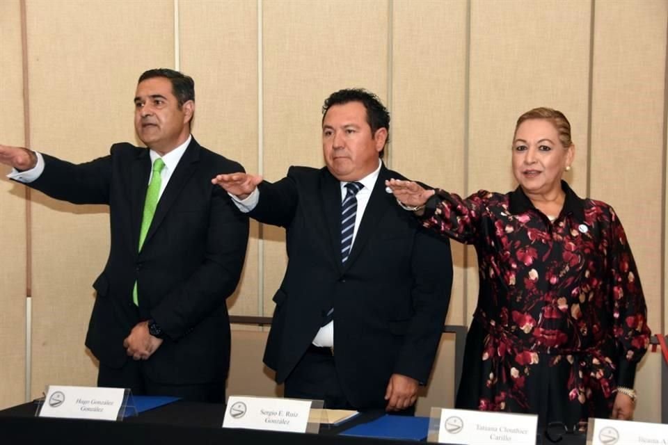 Hugo González, Esteban Ruiz y Alamar García de la Alianza Internacional para el Desarrollo del Noreste de México y de Texas.