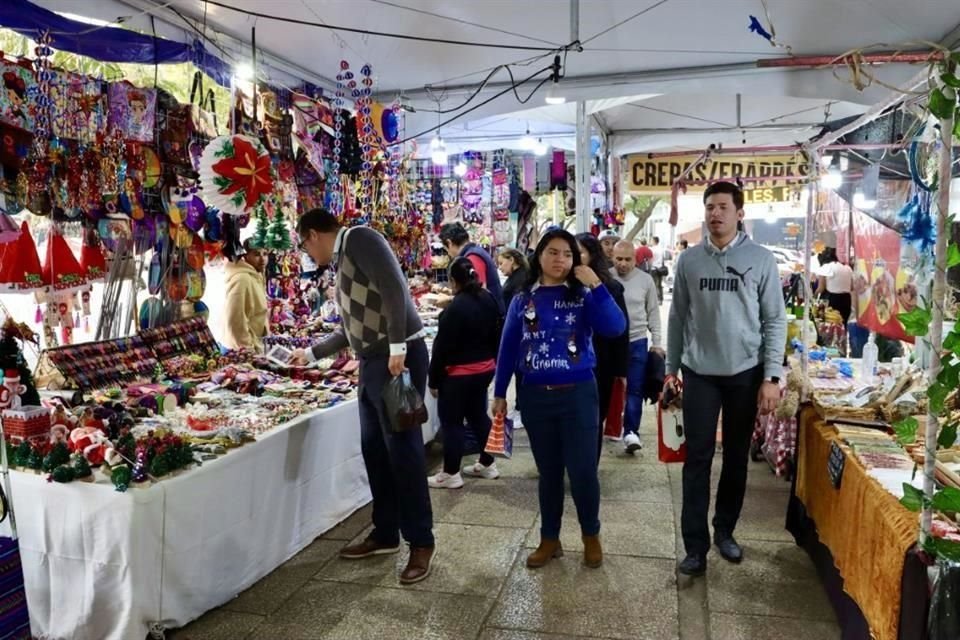 Puestos semifijos utilizados para el Festival de Nochebuenas fueron tomados por ambulantes.