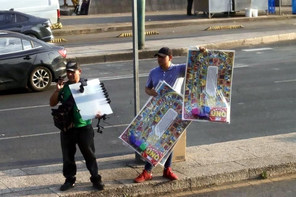 El pasaje peatonal que divide los carriles laterales de los centrales es utilizado por el comercio informal.