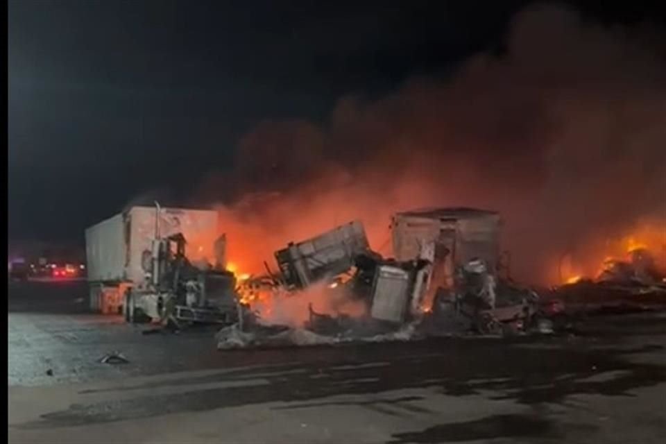 Al menos cinco tráilers se encuentran involucrados en el accidente.
