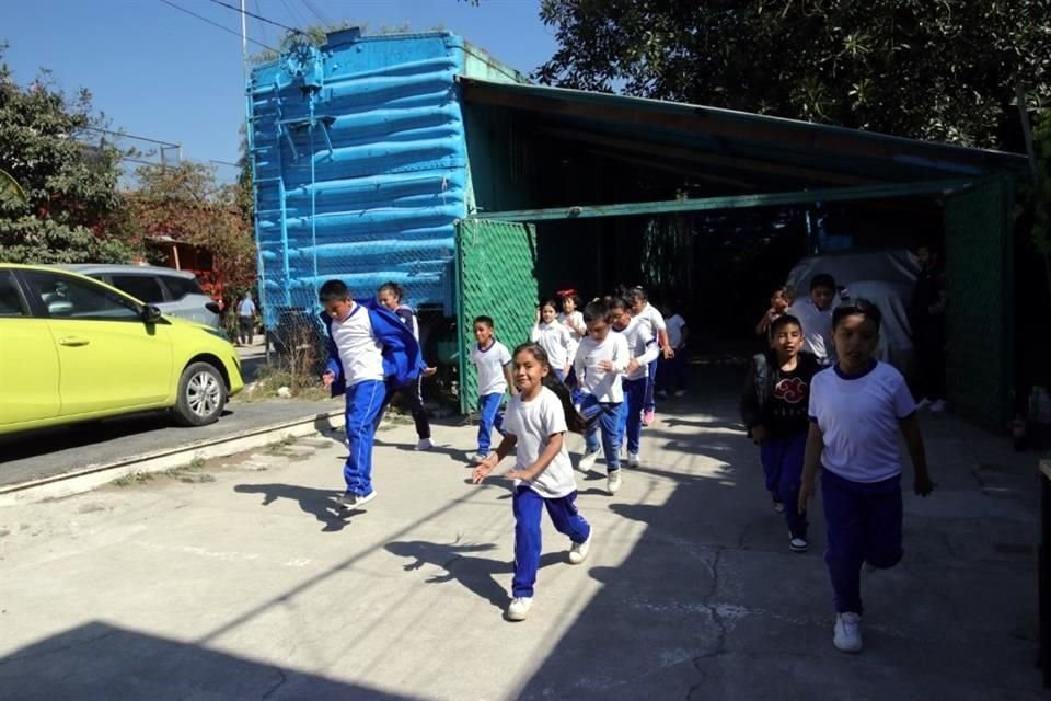 Alumnos de tercer año, quienes toman clases en el vagón, usan el vatio vecino para la hora de educación física.