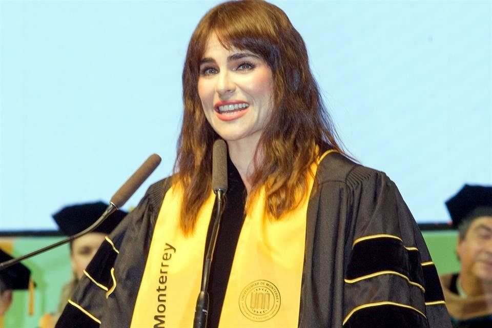 La actriz Karla Souza compartió anoche en la UDEM un emotivo discurso a los nuevos profesionistas.