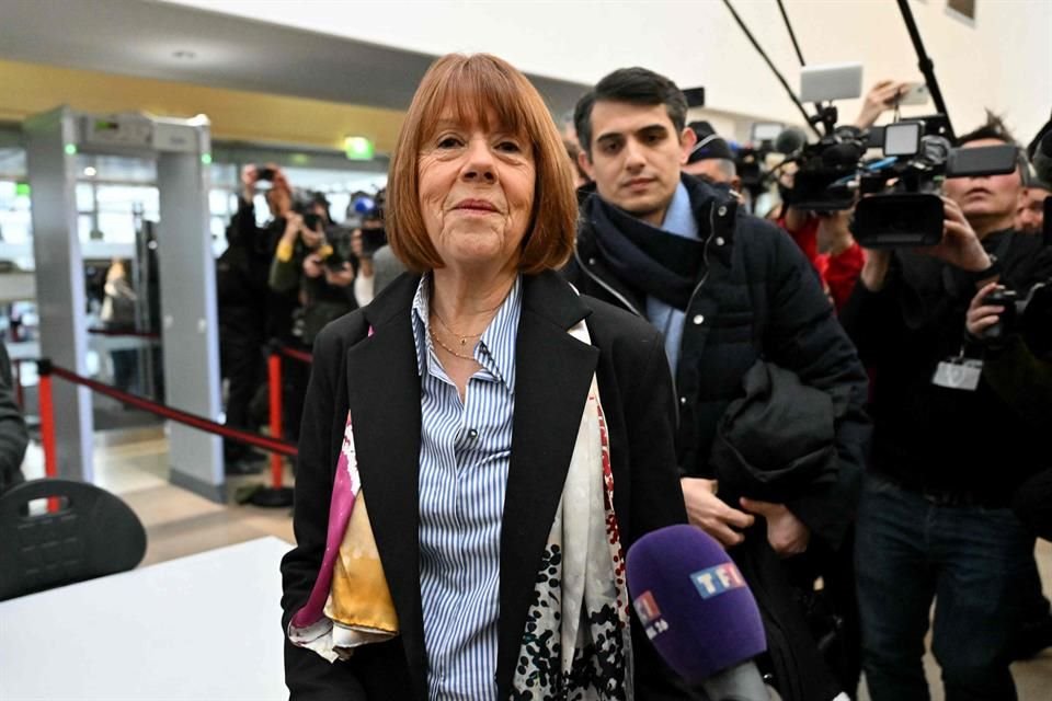 Gisele Pelicot llega con su abogado Stéphane Babonneau (derecha) al juzgado de Aviñón el 19 de diciembre de 2024.