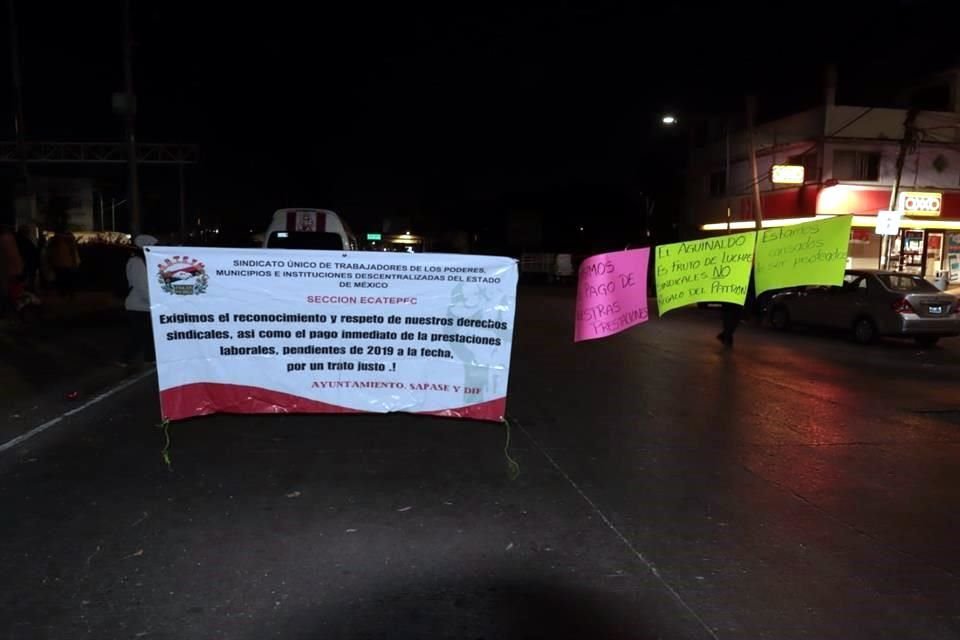 Los trabajadores iniciaron sus protestas a las 6:30 horas de ayer.