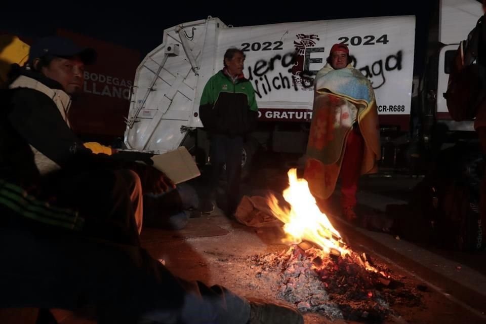 Los inconformes pasaron la noche en las calles.