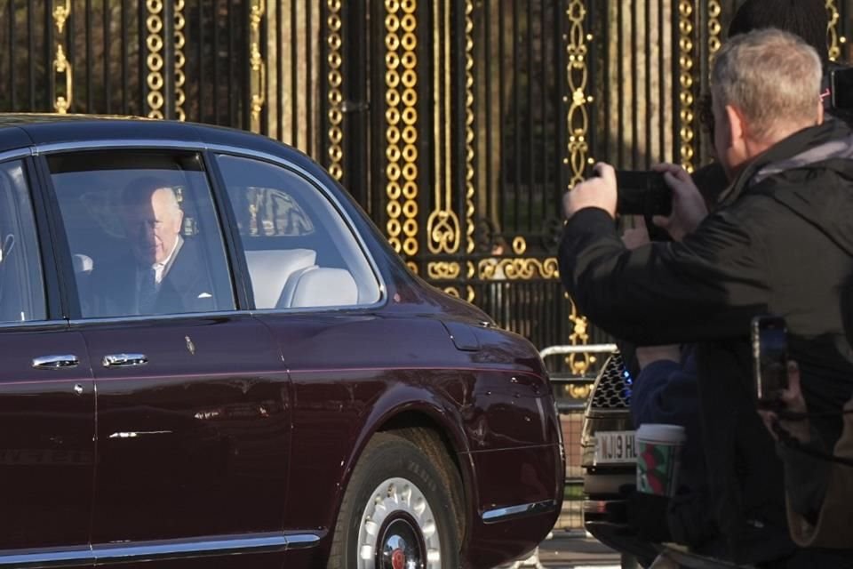 El Rey Carlos III fue visto llegando al Palacio de Buckingham acompañado de su secretario privado.