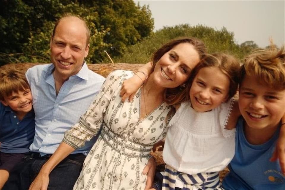 El Príncipe Guillermo y Kate Middleton se ausentaron en el almuerzo navideño real para pasar las vacaciones con sus hijos en Norfolk.