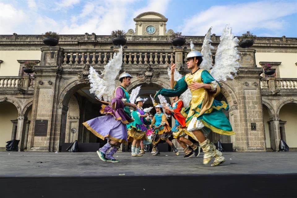 En escena hay alrededor de 120 artistas, entre bailarines, músicos, coristas y niños invitados.