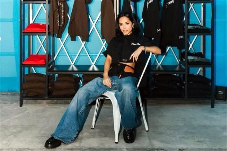 Becky G rompió el estilo tradicional al modelar con las clásicas piezas de plataforma chunky.