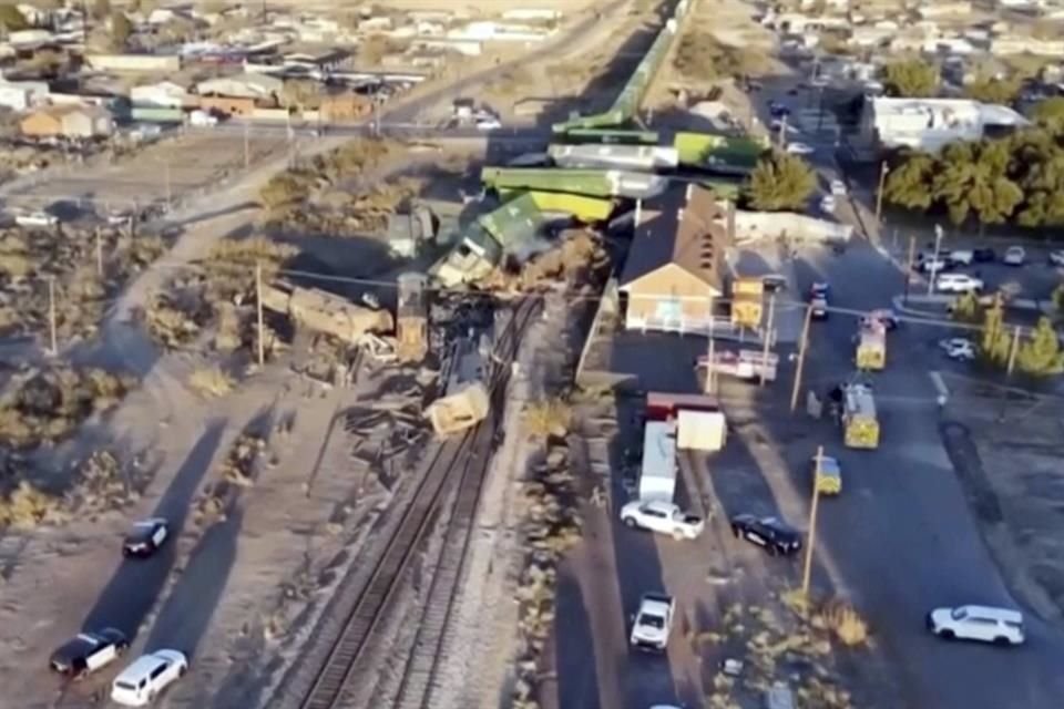 Los daños que sufrió un tren luego de chocar contra un tractocamión y quedar descarrillado, en el condado de Reeves, Texas.