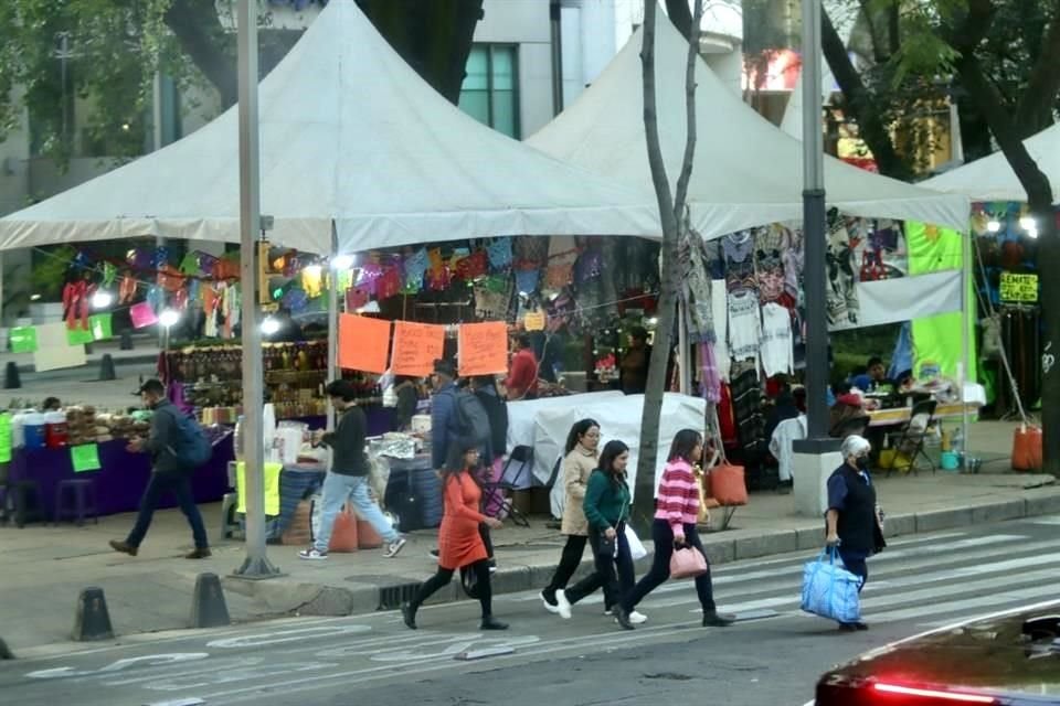 César Cravioto, Secretario de Gobierno de la CDMX, defendió la instalación de puestos en Paseo de la Reforma, y señaló que es una romería que se instala cada año.