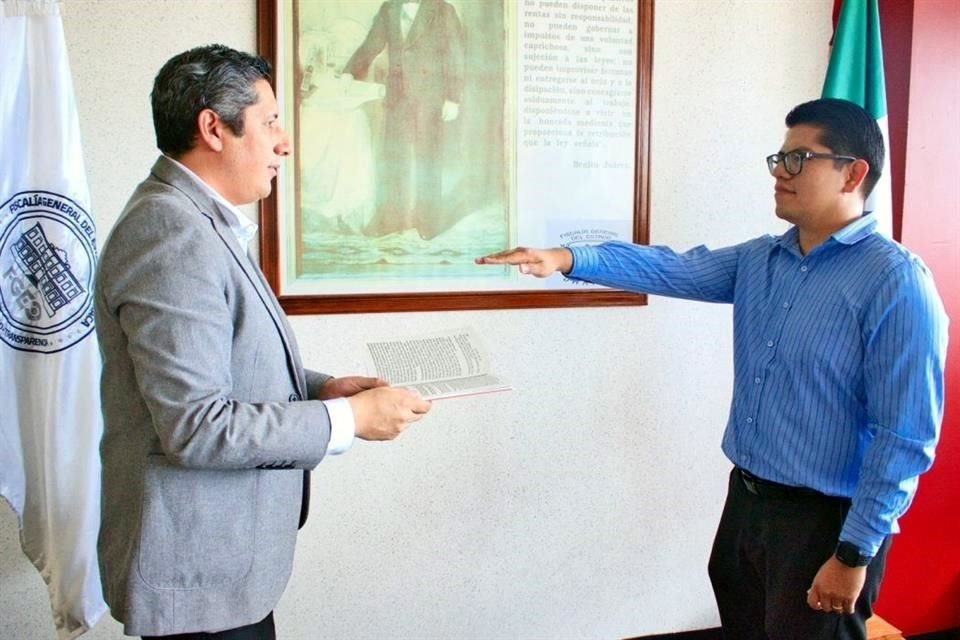 En abril de 2023, el Fiscal de Oaxaca, Bernardo Rodríguez Alamilla, tomó protesta como contralor interno a Jorge Cruz Caballero, quien aparece en la red de aviadores del Gobierno estatal.