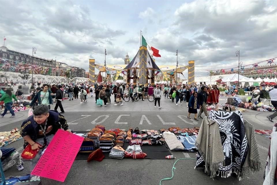 En la plancha del Zócalo capitalino también hay presencia de comerciantes.