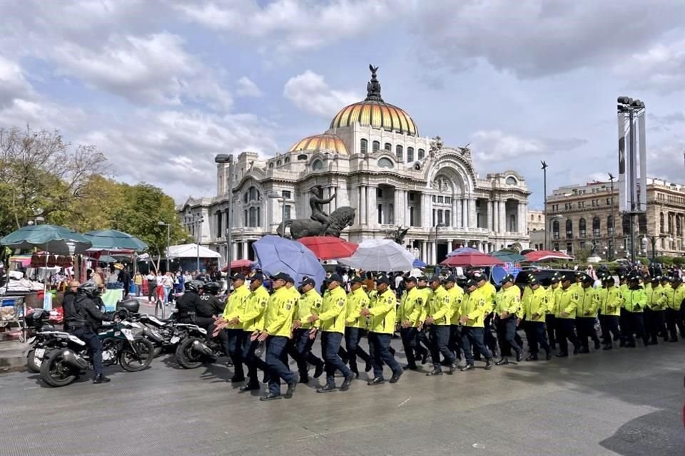 DESPLIEGAN OPERATIVO. Agentes de la SSC y personal de la CDMX blindaron ayer la explanada de Bellas Artes.