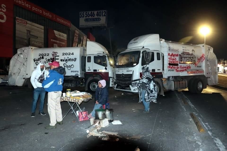 Los trabajadores se preparaban ayer para mantener el cierre por segunda noche consecutiva.