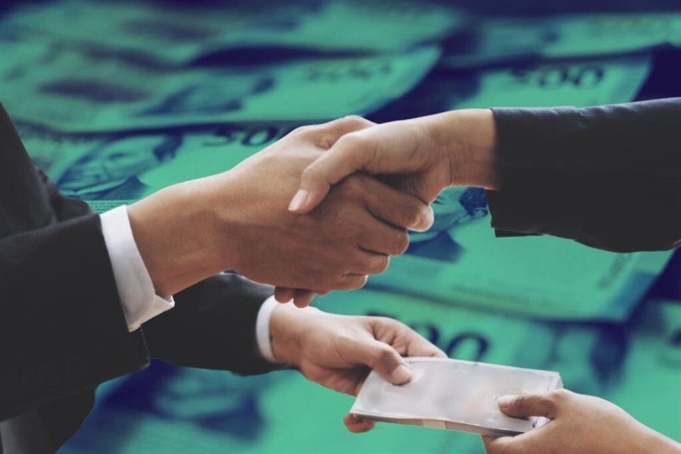 Fondo para apoyos sociales en Guanajuato fue usado para cobrar moches por obras, dar sueldazos y comprar autos de lujo sin rendir cuentas.