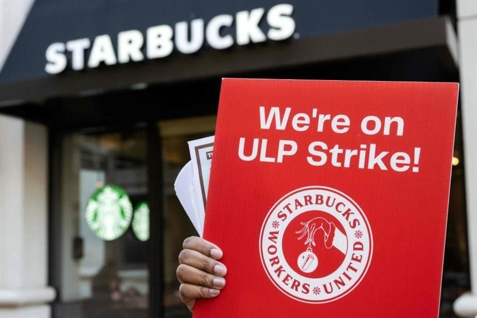 Los trabajadores de Starbucks dejarán sus trabajos este 20 de diciembre en tres ciudades estadounidenses en una huelga que su sindicato amenazaba con extenderse por todo el país en el ajetreado periodo previo a la Navidad.