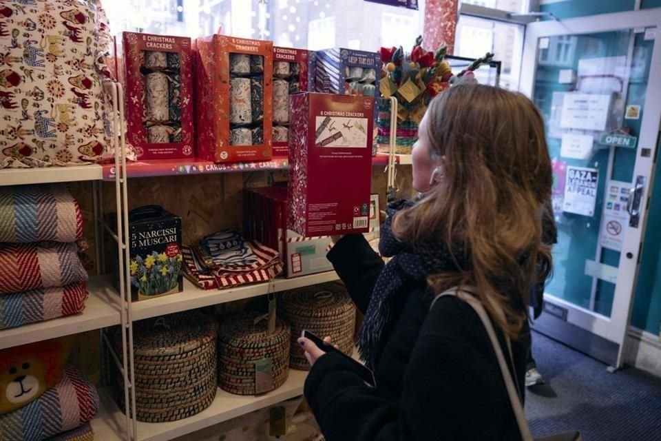 El intercambio de regalos navideños con familiares es una experiencia tensa y genera estrés.