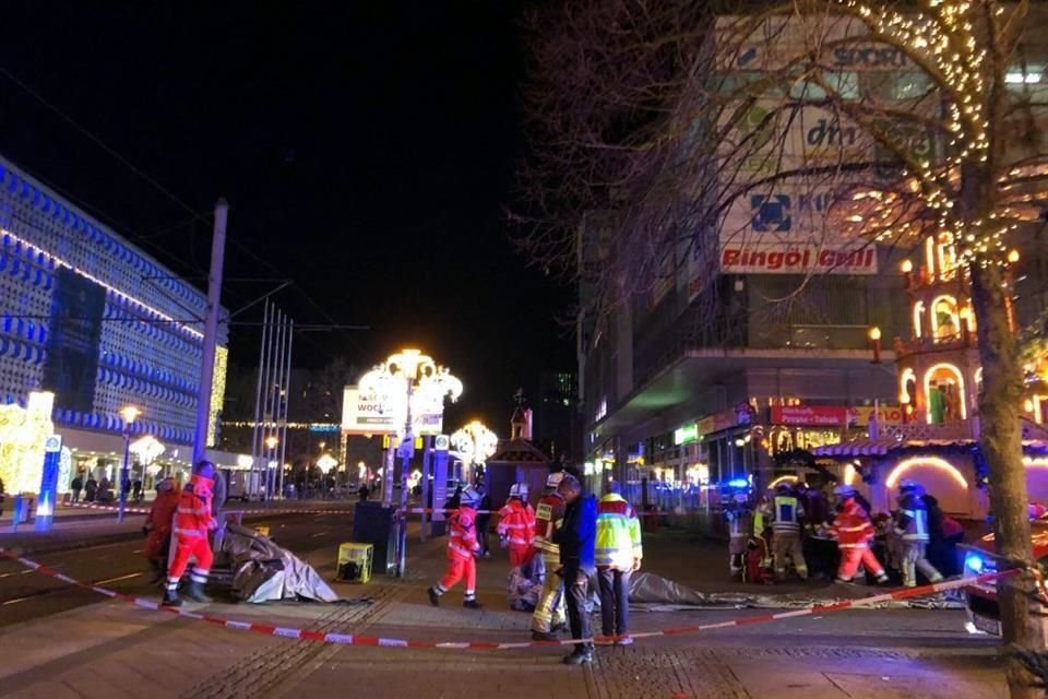 Un automóvil atropelló a un grupo de personas en un mercado navideño en la ciudad de Magdeburgo, este de Alemania; no se reportan muertos.