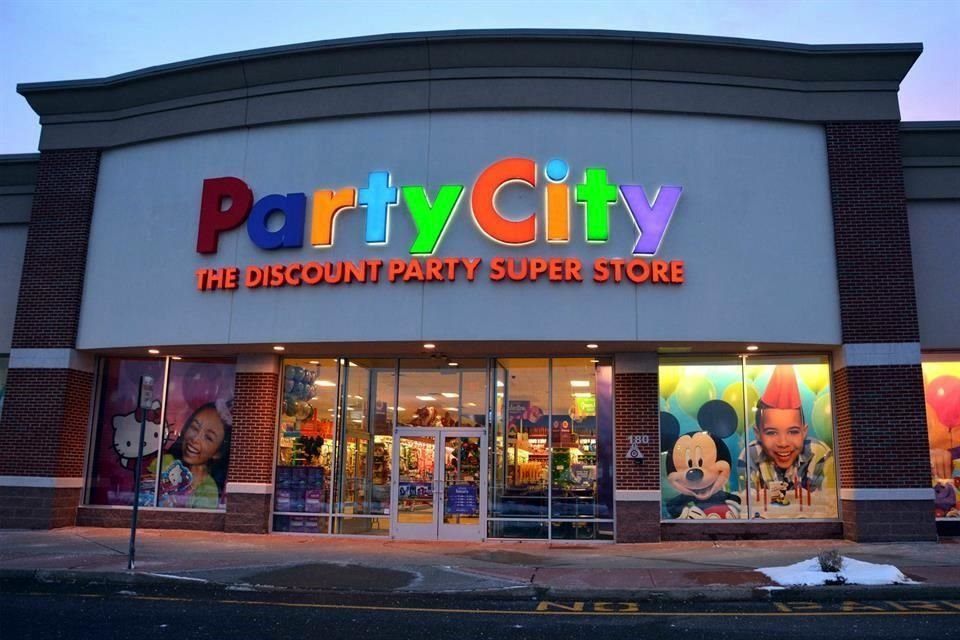 La cadena Party City con sede en Nueva Jersey salió de la quiebra en septiembre de 2023 mediante un plan que incluía la transición a una empresa privada y la cancelación de casi mil millones de dólares en deuda.