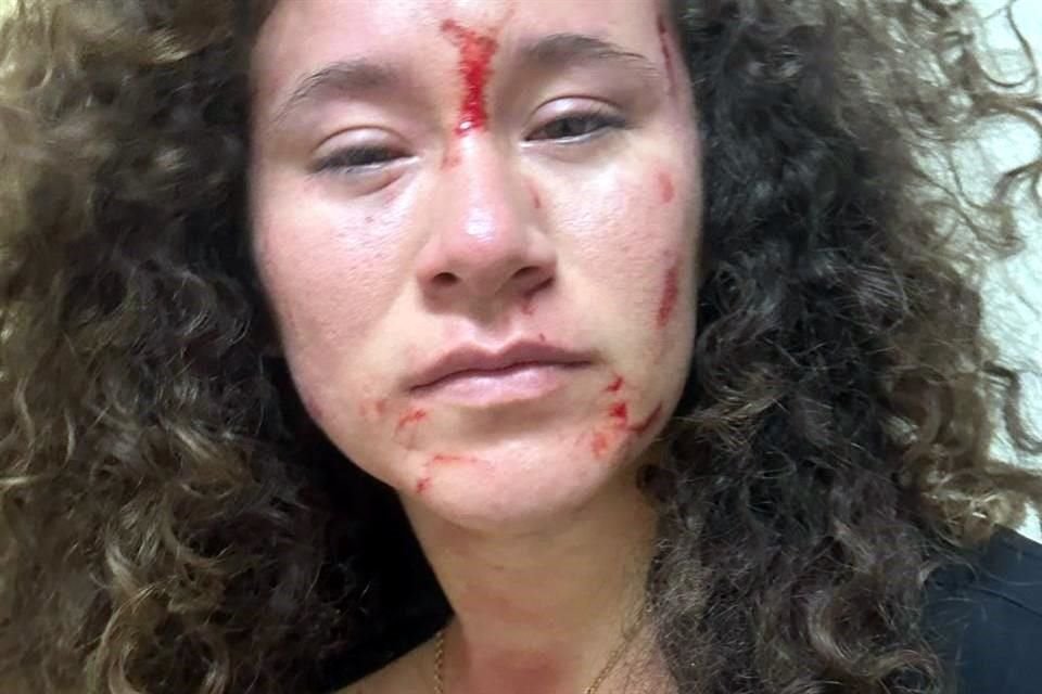 La agredida, que se identificó en redes sociales como Andrea Monserrat Ramos Gómez, subió un video en el que aseguró que fue confundida por la saxofonista con una familiar de Vera Carrizal.