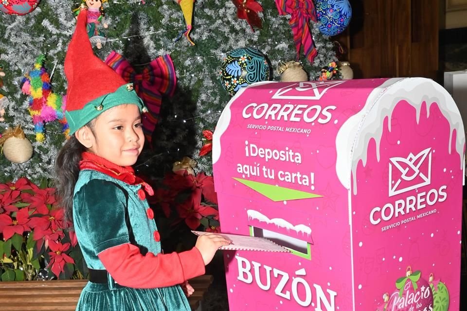 Romina fue disfrazada de duende para dejar en el buzón su carta para Santa Clos.