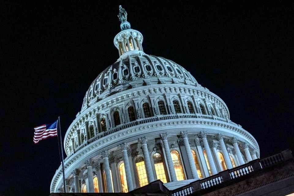 El Presidente Joe Biden firmó una ley que evita cierre del Gobierno, luego que interferencia de Donald Trump amenazó su aprobación.