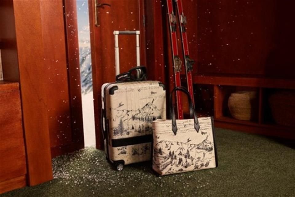 La cápsula cuenta con un bolso tote, un estuche para un artículo de escritura Montblanc y un cuaderno 146, un trolley de cabina #MY4810 con paisaje invernal estampado en policarbonato de color marfil.