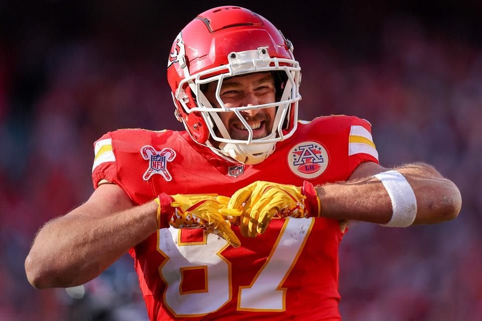 Travis Kelce celebra el triunfo de los Jefes.