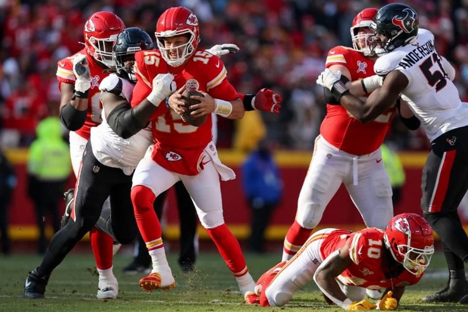 Mahomes no mostró molestias en el tobillo lesionado.