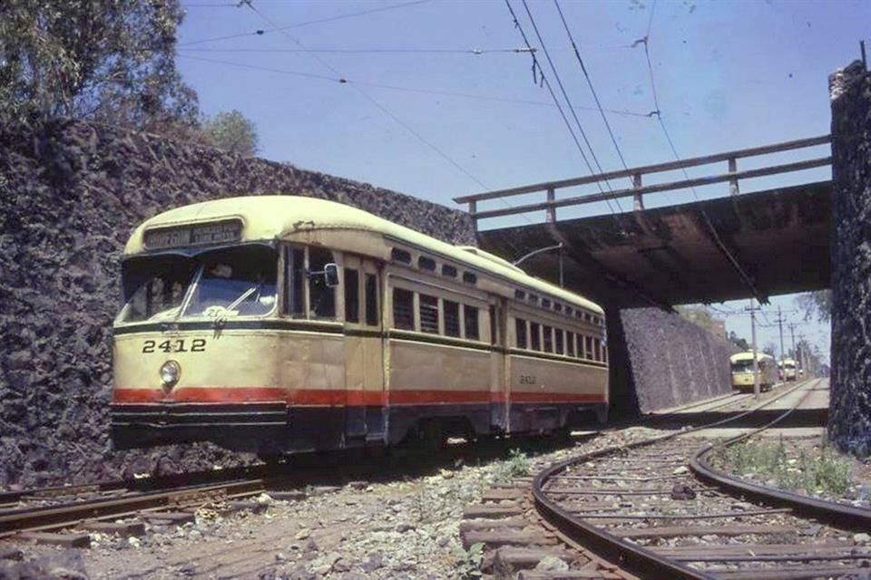 Muchas líneas de Trolebús y de Tranvía fueron desplazadas con la llegada del Metro en la década de los 80.