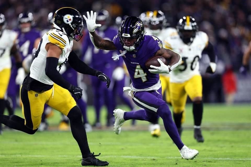 Zay Flowers (número 4) de los Baltimore Ravens corre con el balón durante el segundo cuarto.