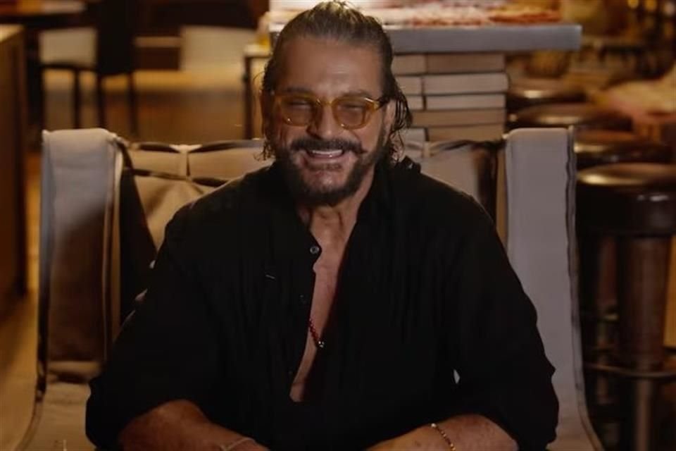 Ricardo Arjona promociona su disco 'Seco' con entrevistas impulsadas por IA, donde habla sobre su salud, música y anécdotas personales.