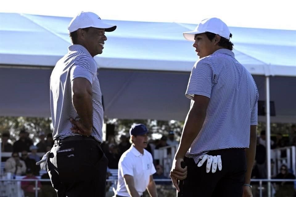 Tiger Woods y su hijo acechan el título.