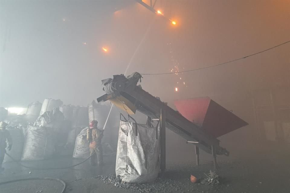 Bomberos del Municipio, de Tlajomulco y del Estado combatieron el incendio.