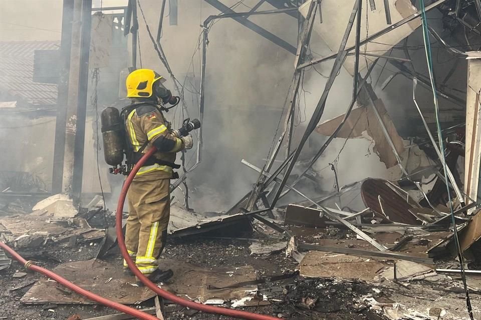 Al menos 15 personas fueron trasladadas al hospital, la mayoría por haber inhalado humo del incendio que provocó el accidente, luego controlado por los bomberos.