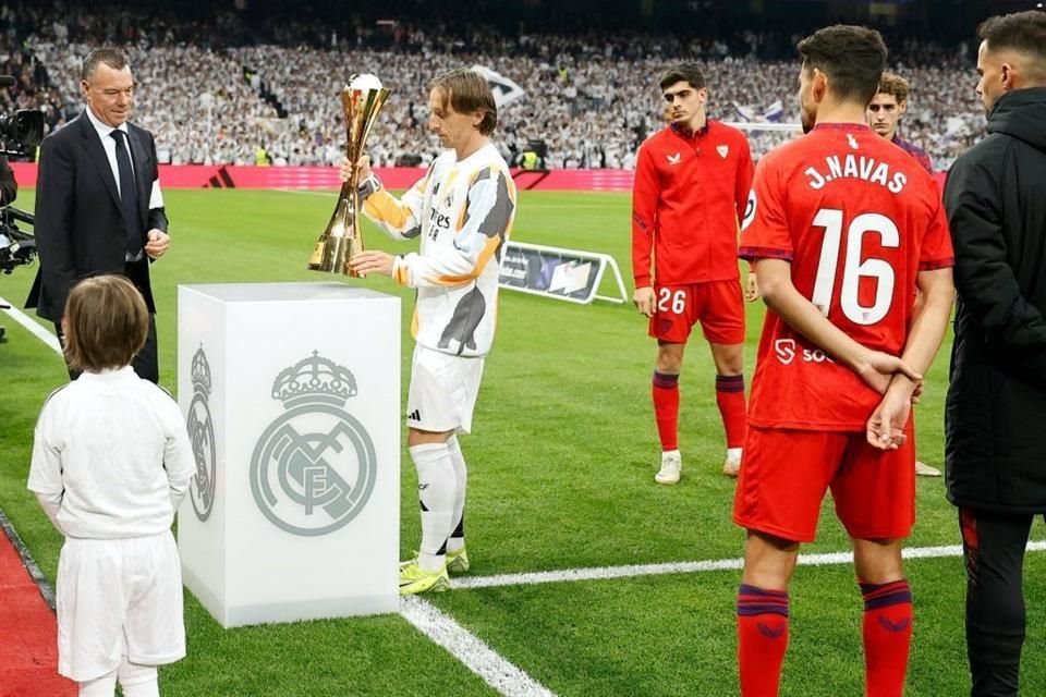 Luka Modric muestra el reciente trofeo obtenido por el Real Madrid en la Copa Intercontinental, donde venció en la Final al Pachuca.