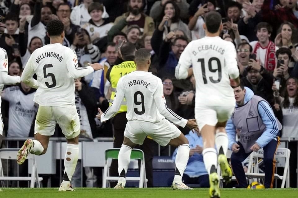 Kylian Mbappé (número 9) celebra el primer gol del Real Madrid ante el Sevilla.