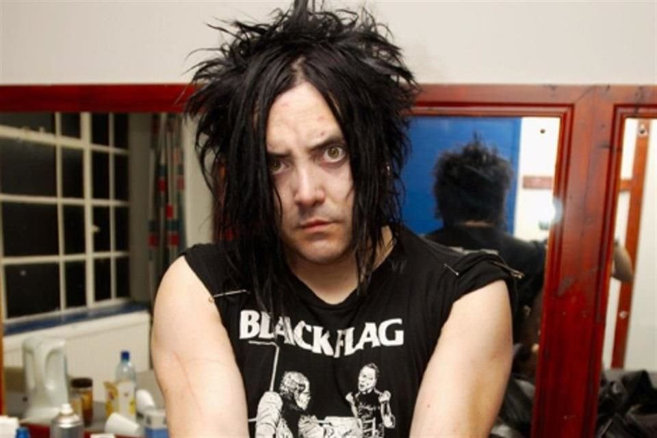 Nacido en Nueva York en 1970, Chaos era conocido por su personalidad enérgica en el escenario y su trabajo con otros artistas como System of a Down, Queens of the Stone Age, Scum y Christian Death.