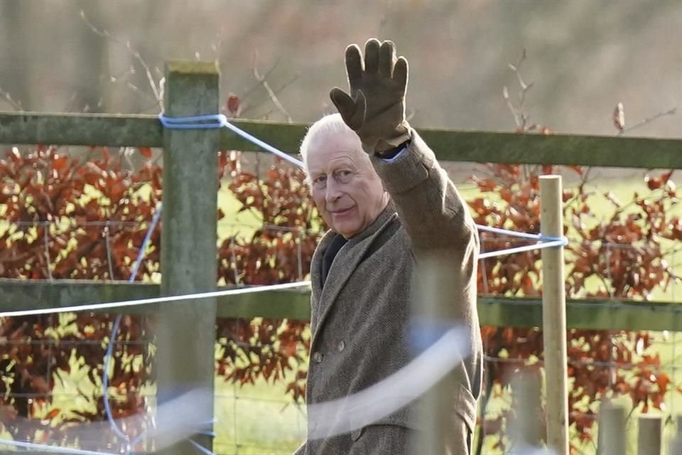 Sin la Reina Camila u otro familiar es como el Rey Carlos III asistió este domingo a la misa previa a Navidad en Sandringham, en Inglaterra.