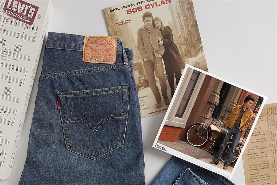 La marca de ropa Levi's lanzó una colección exclusiva de dos prendas inspiradas en el biofilme de Bob Dylan, 'A Complete Unknown'.