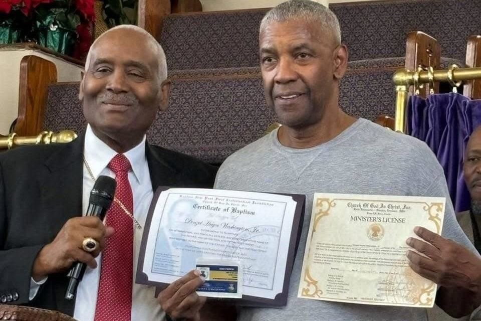 El actor Denzel Washington refrendó su fe al ser bautizado a sus 69 años y recibir una licencia oficial como ministro, en Nueva York.