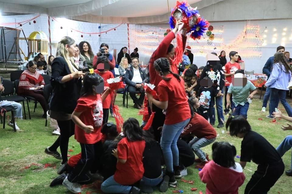 Los menores realizaron diversas actividades junto a sus maestras, rompieron piñatas y recibieron dulces.