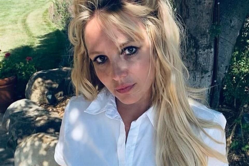 Explota Britney Spears contra detractores en redes sociales que se burlan de sus videos de baile, asegurando que sufre 'severa tristeza'.